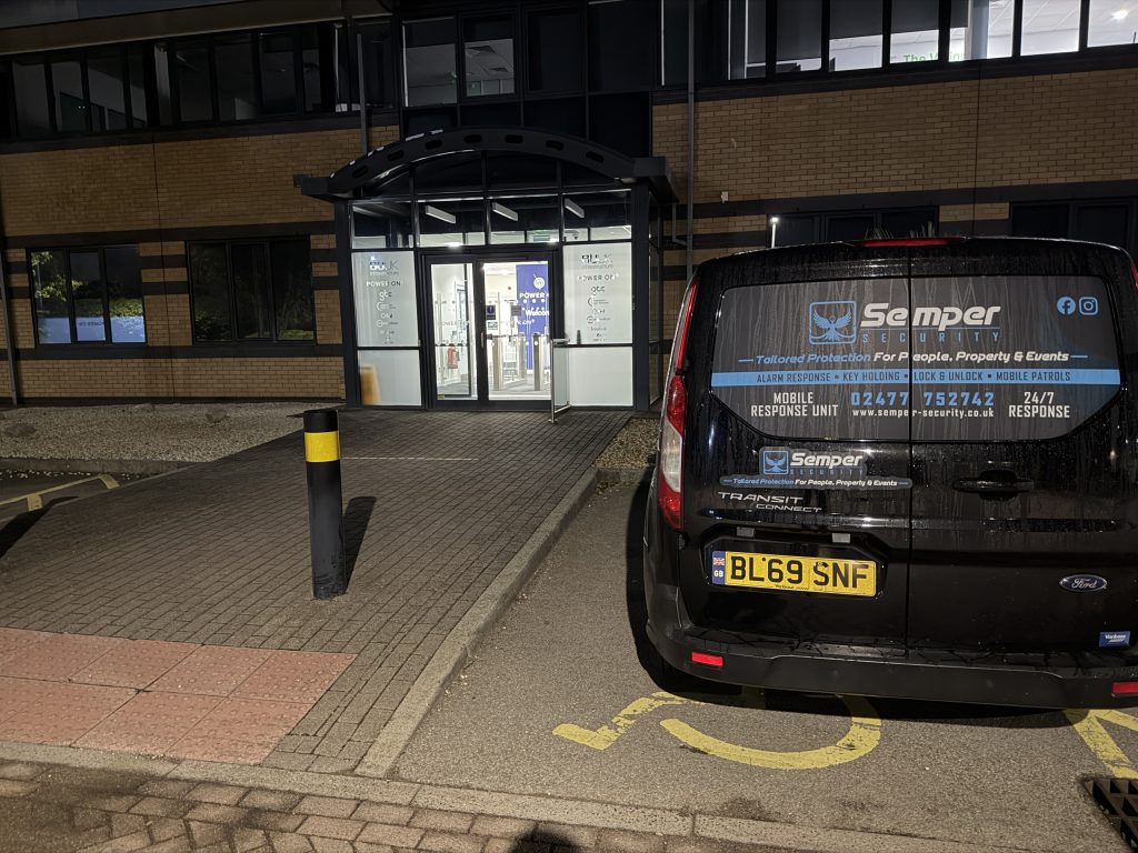 Semper Security response vehicle outside commercial premises at night